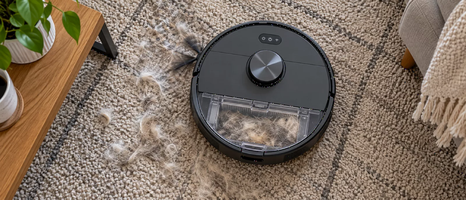 Робот-пылесос собирает шерсть с ковра в жилой комнате