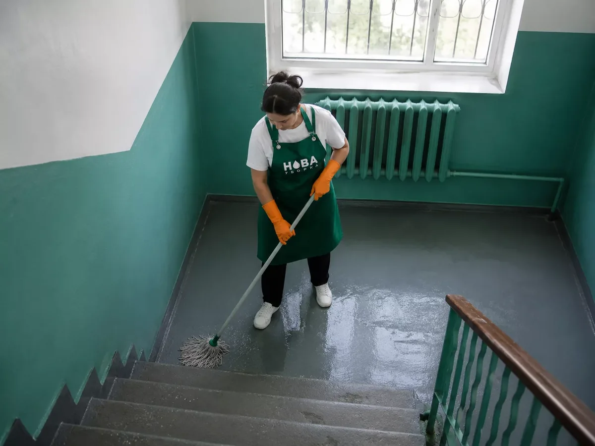 Клинер НОВА за работой — уборка подъездов в Казани
